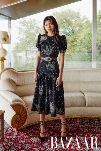Váy đen họa tiết hoa nhỏ li ti thanh lịch của Alessandra Rich thích hợp cho các buổi tiệc trà.