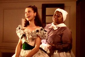 Dorothy và Glinda, bà tiên tốt phương Bắc trong Wizard of Oz (1939). Làn da hồng hào như đang tỏa sáng và mái tóc lung linh trong ánh sáng tạo hiệu quả thần tiên.