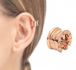 Chiếc khuyên vành tai BULGARI thuộc bộ sưu tập B.Zero 1. Làm từ vàng hồng, thiết kế lấy cảm hứng từ cấu trúc Colosseum La Mã cổ có khắc logo BVLGARI của thương hiệu.