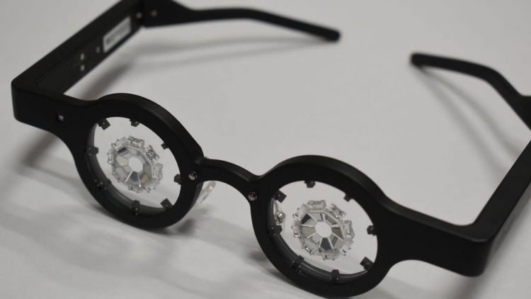 Chiếc kính thông minh có thể điều trị cận thị
