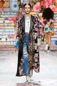 Áo khoác kết hợp da beo và họa tiết hoa từ Dolce & Gabbana