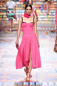 Dolce & Gabbana Xuân Hè 2021 với gam hồng rực lửa