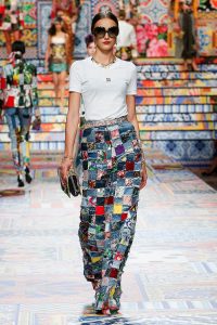 Những mảng patchwork nhiều màu trên chân váy denim của Dolce & Gabbana