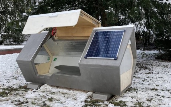 Năng lượng cung cấp để sưởi ấm cho cabin phòng ngủ được lấy từ tấm pin mặt trời đặt trên mái