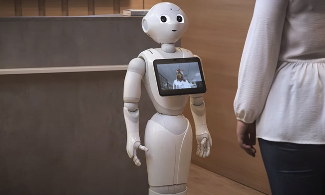 Robot có tên "Robovie" do Viện nghiên cứu ATR có trụ sở tại Kyoto chế tạo phức tạp tại Nhật Bản, được sử dụng để nhắc nhở người dân đeo khẩu trang khi đi mua sắm