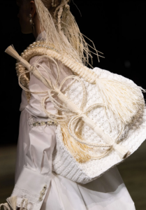 Sợi cọ raffia cũng rất xinh khi dùng làm điểm nhấn trang trí quai túi, như trong sản phẩm của Simone Rocha. Ảnh: GoRunway.com